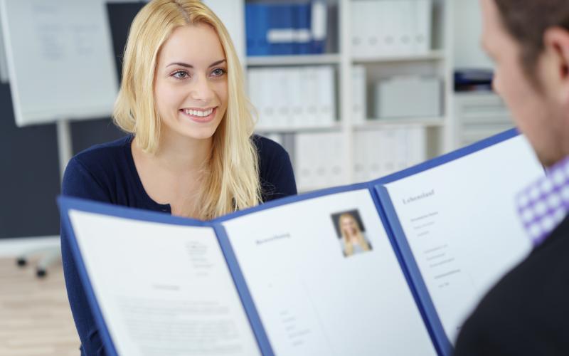Blonde Frau bei der Bewerbung